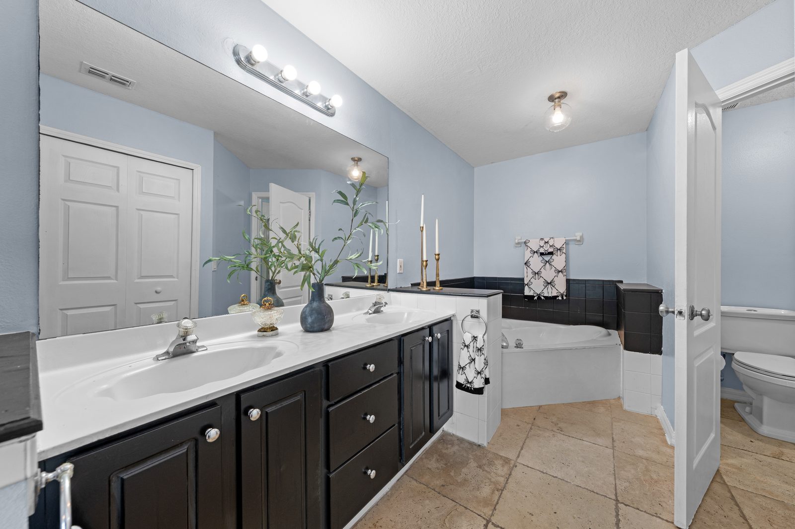 Primary bath with dual sinks and garden tub